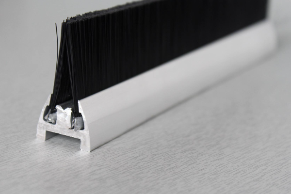 自动扶梯的阶梯旁边毛刷作用