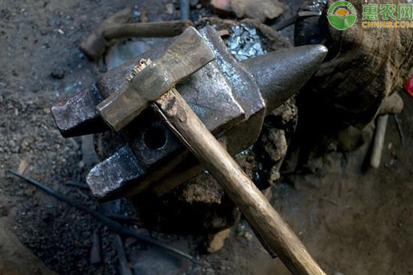 俗语说“铁匠没样 边打边像”寓意是什么意思