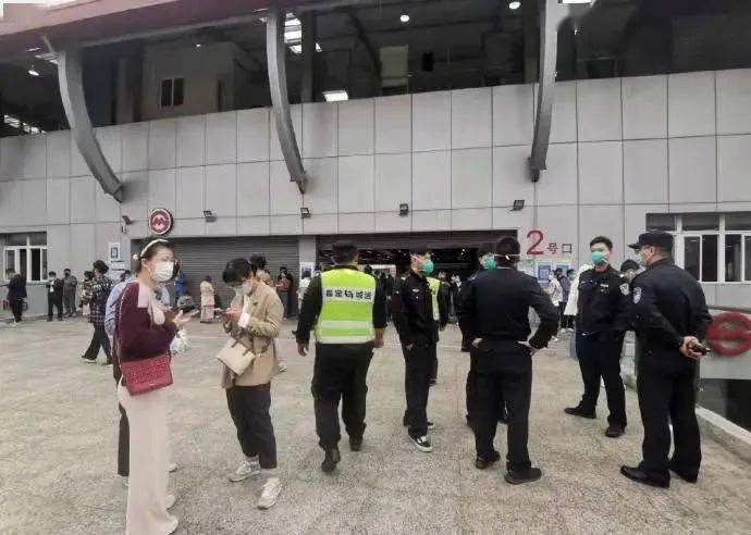 上海地铁11号线地铁触网故障！现场浓烟缭绕、电光火闪，乘客：以为撞到东西……