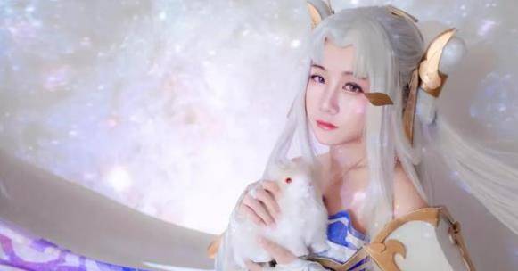 COS“嫦娥”一炮而红,不仅被“玉骨冰肌”双腿暴击还有颜值 COS“嫦娥”一炮而红,不仅被“玉骨冰肌”双腿暴击还有颜值