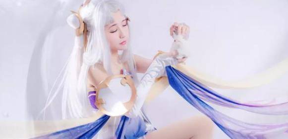 COS“嫦娥”一炮而红,不仅被“玉骨冰肌”双腿暴击还有颜值 COS“嫦娥”一炮而红,不仅被“玉骨冰肌”双腿暴击还有颜值