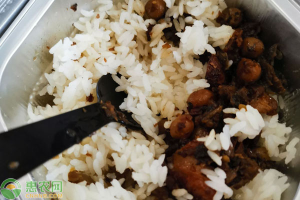 自热食品方便快捷 使用自热包时应该添加凉水还是热水