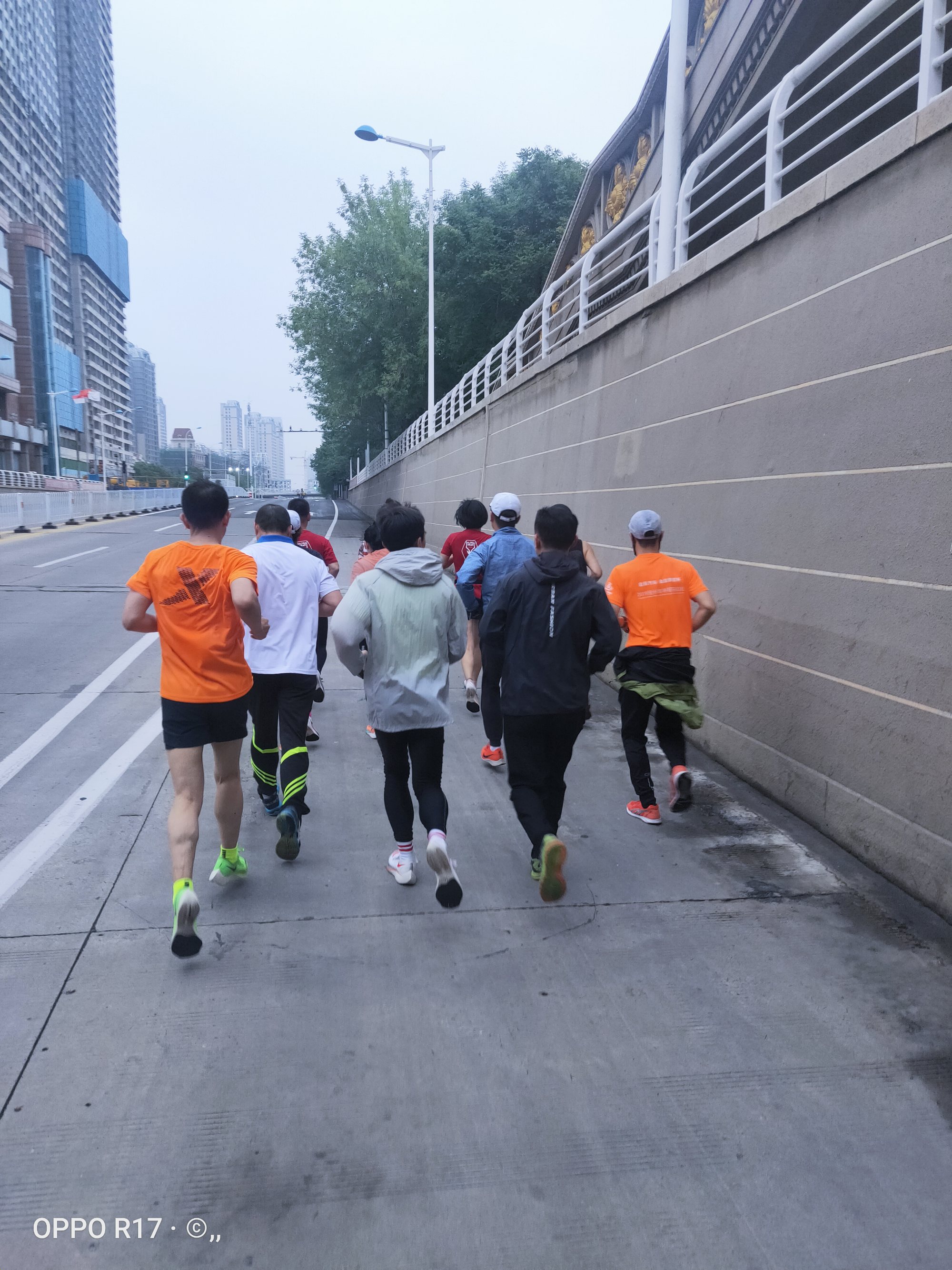 晨跑越早越好?几点开始晨跑合适?晨跑时,4个注意事项需牢记 晨赫难自禁跑男向中长_晨赫跑男难自禁_晨跑