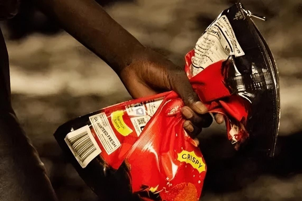 13000元薯片包：还未开售已被订光（巴黎世家的新款手拿包）