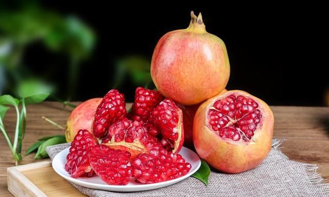 石榴放久了 皮干了 里面籽蔫巴了 还能吃吗