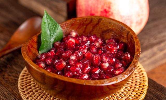 石榴放久了,皮干了,里面籽蔫巴了,还能吃吗图2