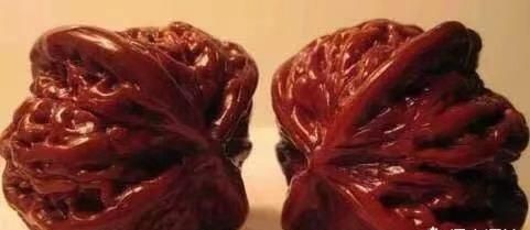 核桃把玩后发黄是怎么回事啊 文玩核桃油洗后发黄怎么办