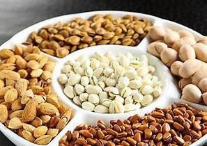 坚果富含多种营养物质,如何吃才更健康呢图1