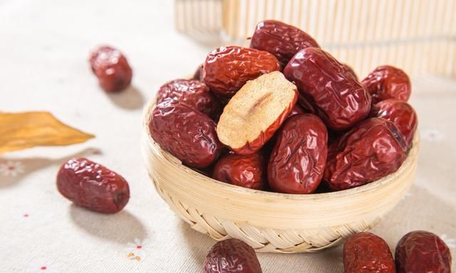 生吃枸杞和红枣要吃多少克有功效