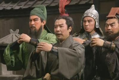 三国演义中督邮是个什么官 三国演义中怒打督邮的是谁