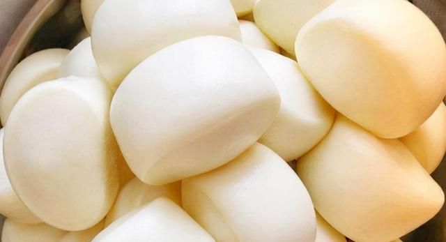 馒头蒸熟后怎样才算蒸的馒头好 馒头厂的馒头怎么那么光滑