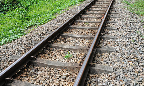 铁轨下面为什么要铺设碎石子
