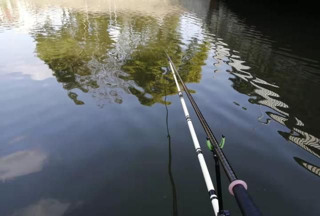 钓鱼怎么样钓到大鱼 大爷钓鱼以为钓到大鱼