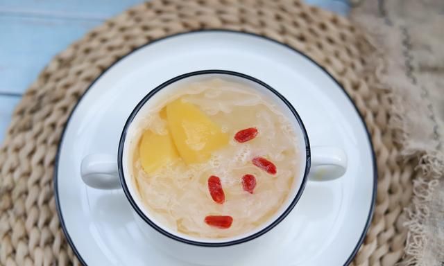 怎么隔水炖银耳汤出胶快 秋天能喝绿豆银耳汤的做法