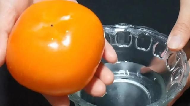 柿子如何催熟去涩又脆又甜(香蕉和柿子放在一起能催熟柿子吗)图2