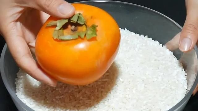 柿子如何催熟去涩又脆又甜(香蕉和柿子放在一起能催熟柿子吗)图3