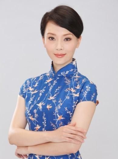 银色真丝旗袍怎么搭配,银色真丝旗袍上衣怎么搭配图2