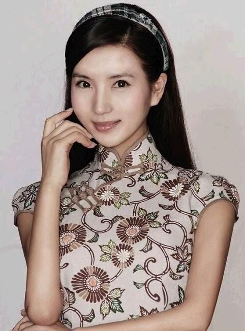 银色真丝旗袍怎么搭配,银色真丝旗袍上衣怎么搭配图4