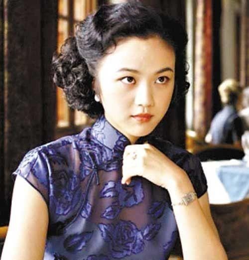 银色真丝旗袍怎么搭配,银色真丝旗袍上衣怎么搭配图5