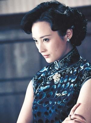 银色真丝旗袍怎么搭配,银色真丝旗袍上衣怎么搭配图7