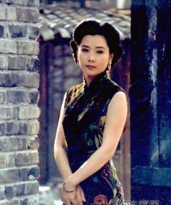 银色真丝旗袍怎么搭配,银色真丝旗袍上衣怎么搭配图10