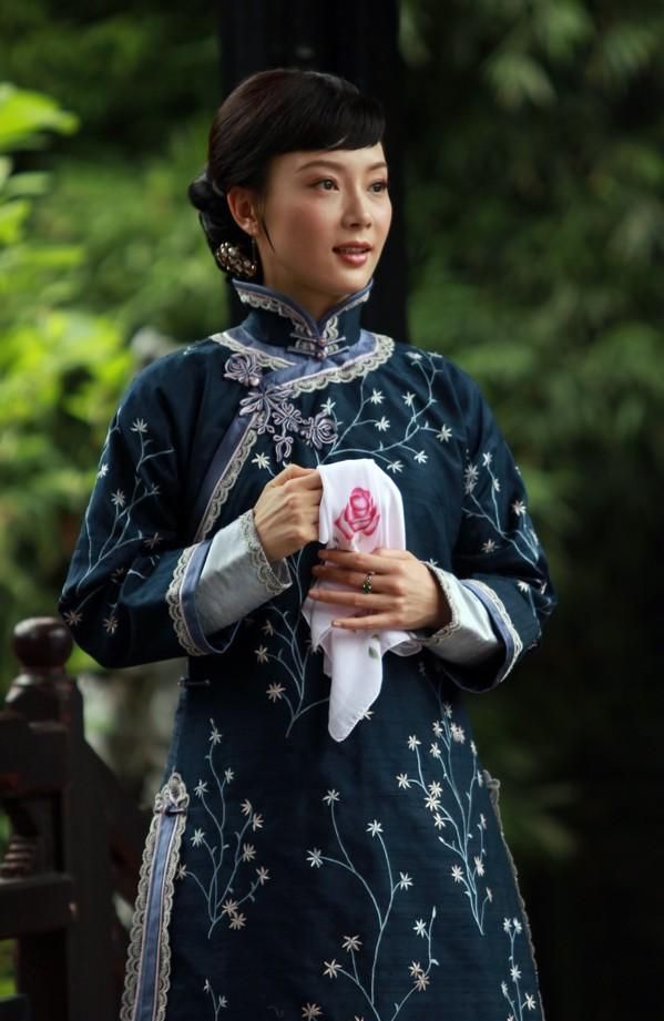 银色真丝旗袍怎么搭配,银色真丝旗袍上衣怎么搭配图15