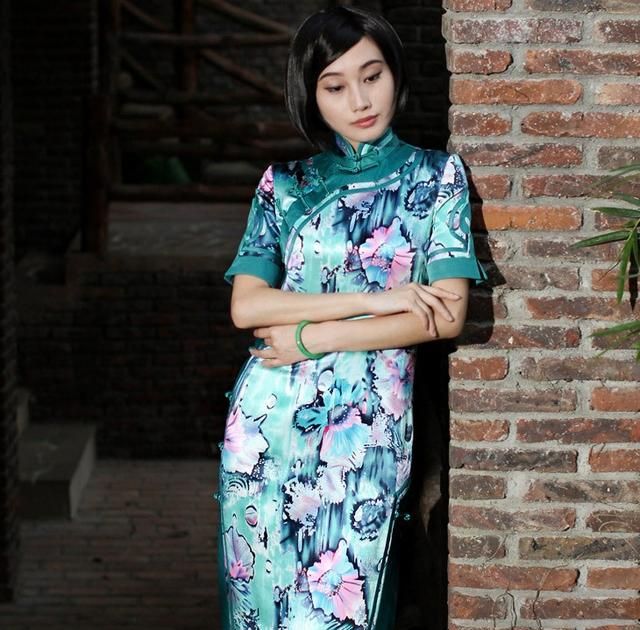 银色真丝旗袍怎么搭配,银色真丝旗袍上衣怎么搭配图18