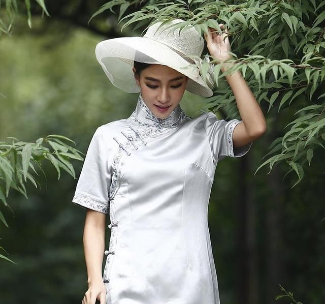 银色真丝旗袍怎么搭配,银色真丝旗袍上衣怎么搭配图19