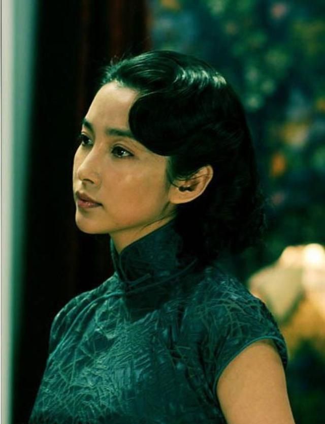 银色真丝旗袍怎么搭配,银色真丝旗袍上衣怎么搭配图20