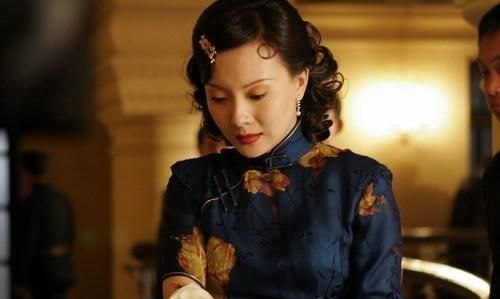 银色真丝旗袍怎么搭配,银色真丝旗袍上衣怎么搭配图21