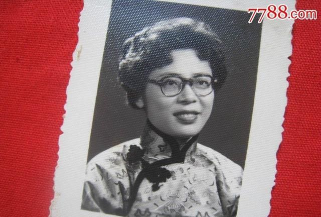 银色真丝旗袍怎么搭配,银色真丝旗袍上衣怎么搭配图24