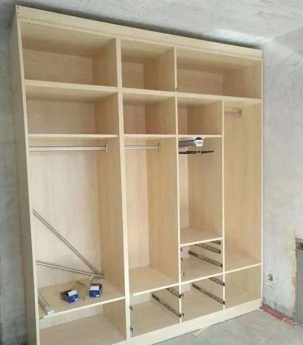 装修是先安装柜子还是先刮腻子 家庭现场做柜子是先刮腻子吗