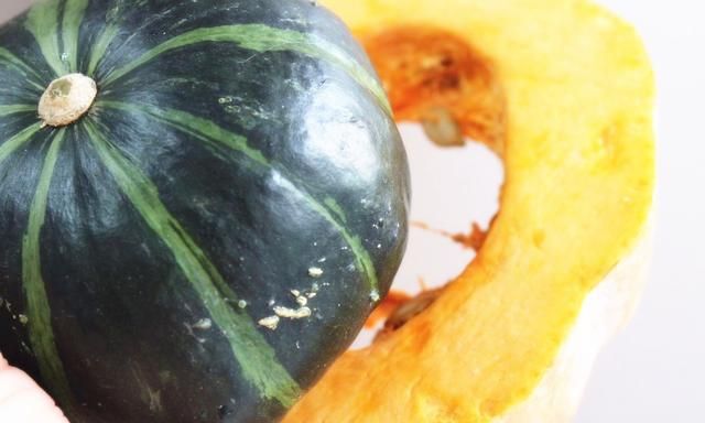 南瓜买黄皮好还是又黄又青好(黄皮南瓜和绿皮南瓜营养)图2