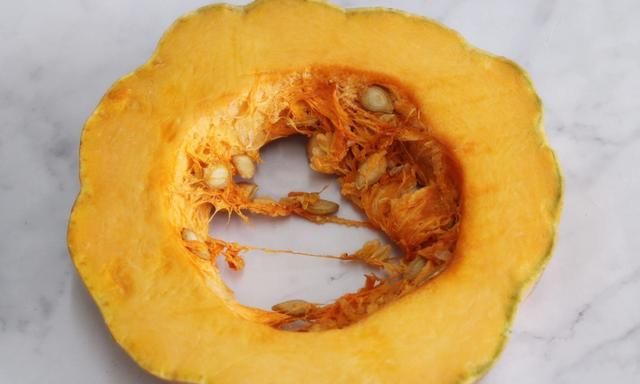 南瓜买黄皮好还是又黄又青好(黄皮南瓜和绿皮南瓜营养)图4