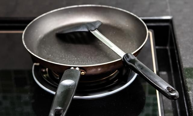 电磁炉用什么锅最好不会凸起来