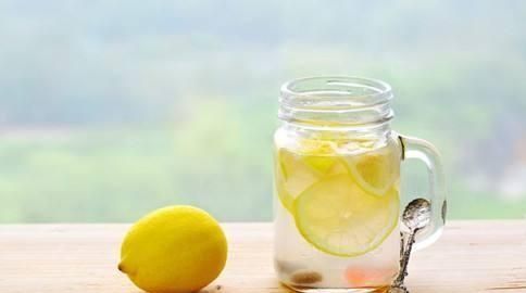 柠檬泡水喝有什么功效和作用 柠檬泡水喝有什么功效能减肥