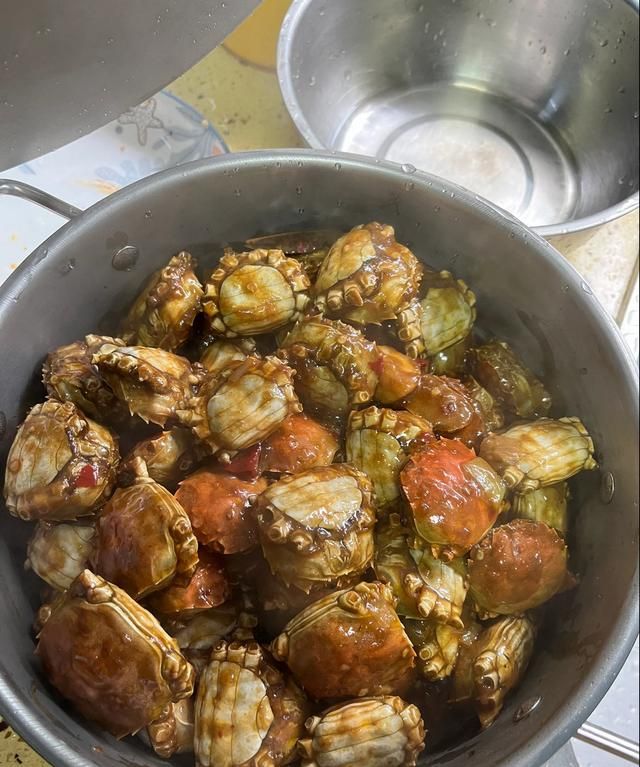 江苏一河道螃蟹泛滥,钓鱼人:一条鱼都钓不到,网友:螃蟹比鱼香图8