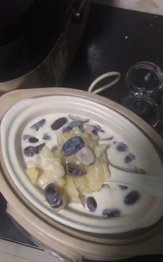 我家做花胶炖奶就用这个方法 解馋又营养又健康