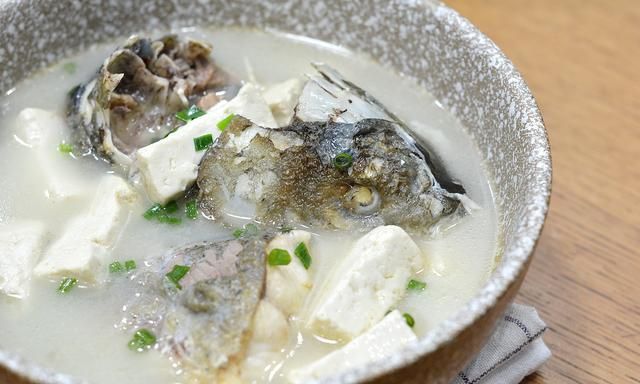 夏天喝鱼头汤豆腐汤好吗(为什么喝鱼头豆腐汤会醉人)图2
