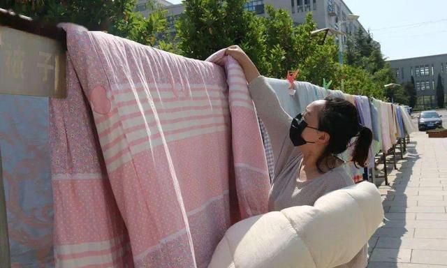 被子晒完之后有焦味是不是螨虫 暴晒的被子是螨虫烤焦的味道吗