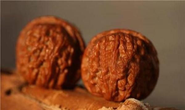 盘好的官帽猴头核桃图片