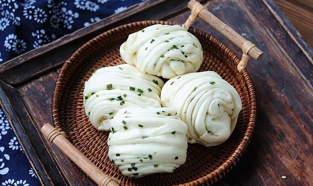蒸花卷怎么才能使葱花不变色 怎么样蒸花卷才松软好吃