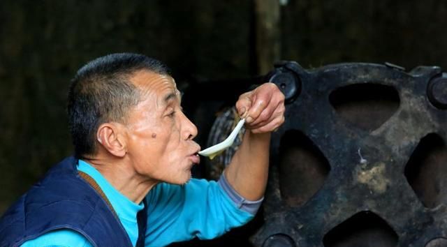 请问医生亚麻籽油的功效 亚麻籽油降血脂有效吗