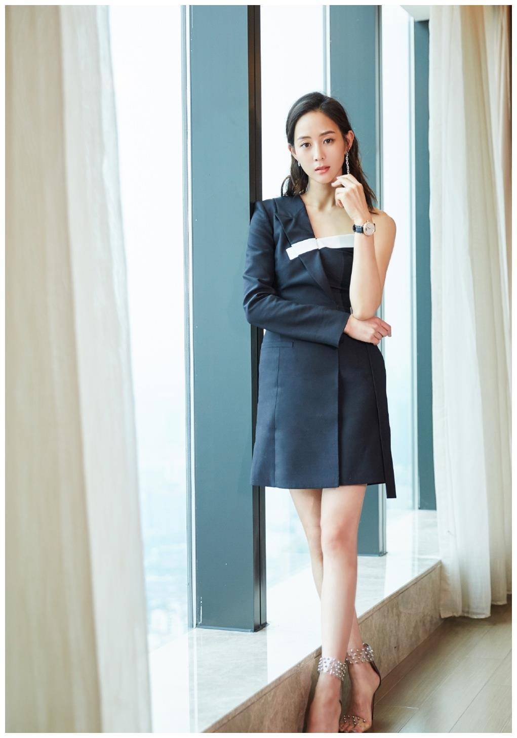 张钧甯气质好难得！太适合走知性干练路线，轻松驾驭各种长裙