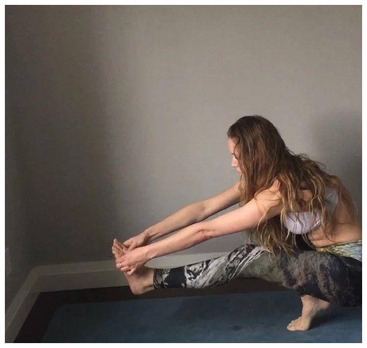 张钧甯气质好难得！太适合走知性干练路线，轻松驾驭各种长裙