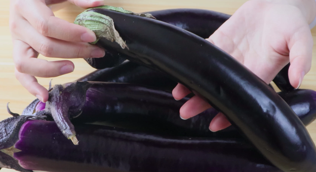 如何对茄子进行质量鉴别呢 怎么挑选没有农药的茄子