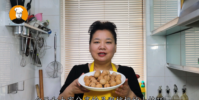 核桃放锅里蒸一下原来这么使用
