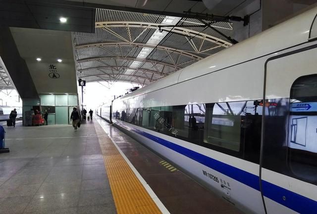 脑筋急转弯 高铁上的座位只有abcdf 为什么没有e呢