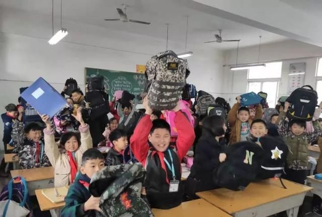 书包里面装的什么