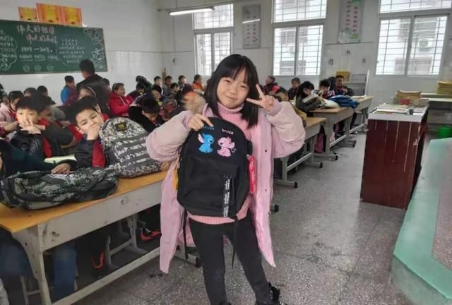 书包里面装的什么图8